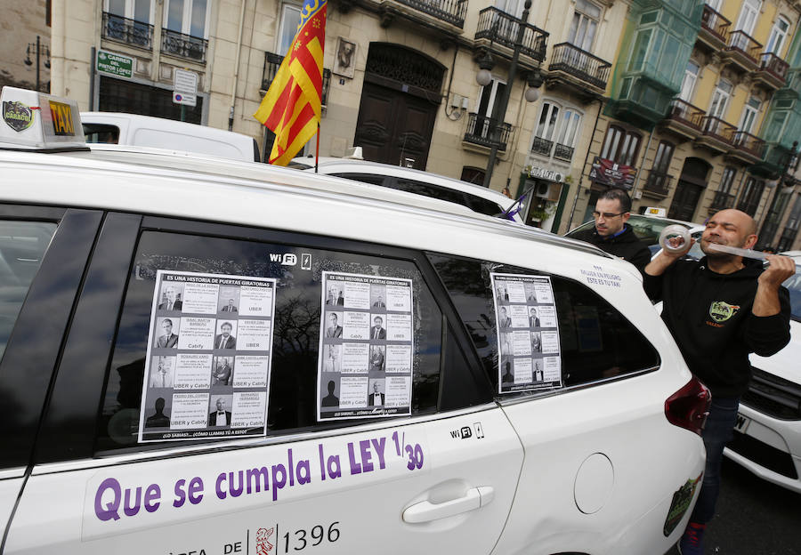 Fotos: La protesta de los taxistas colapsa el centro de Valencia