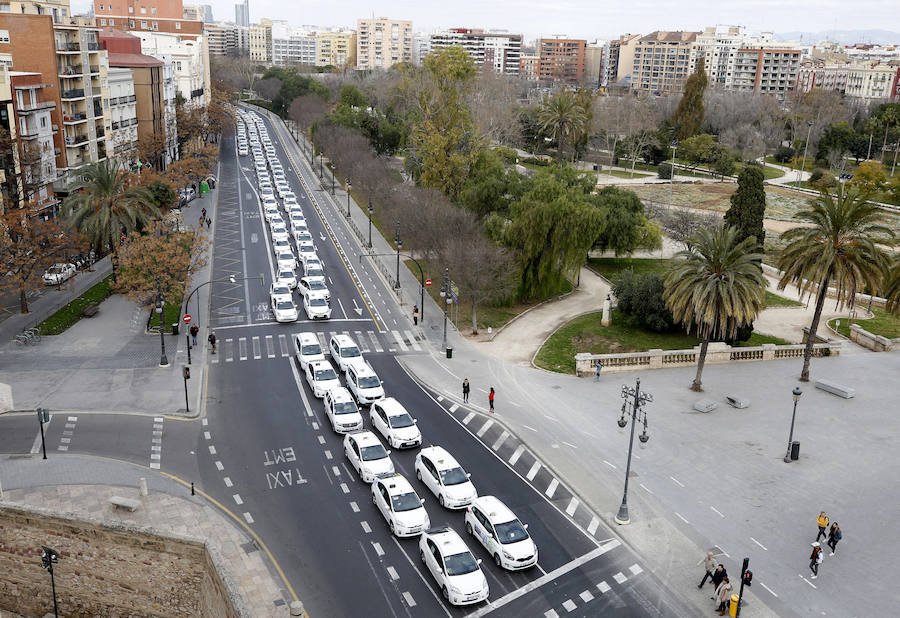 Fotos: La protesta de los taxistas colapsa el centro de Valencia