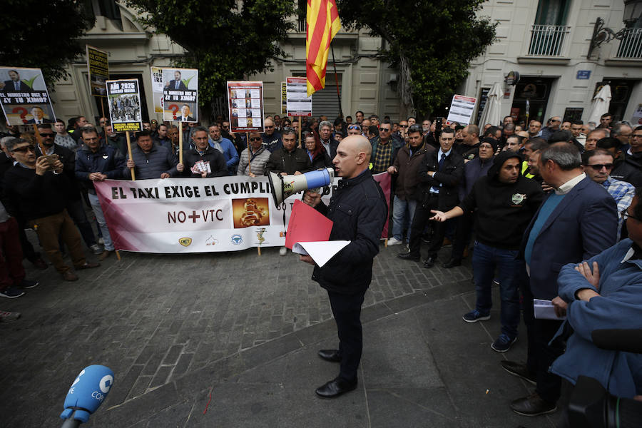 Fotos: La protesta de los taxistas colapsa el centro de Valencia