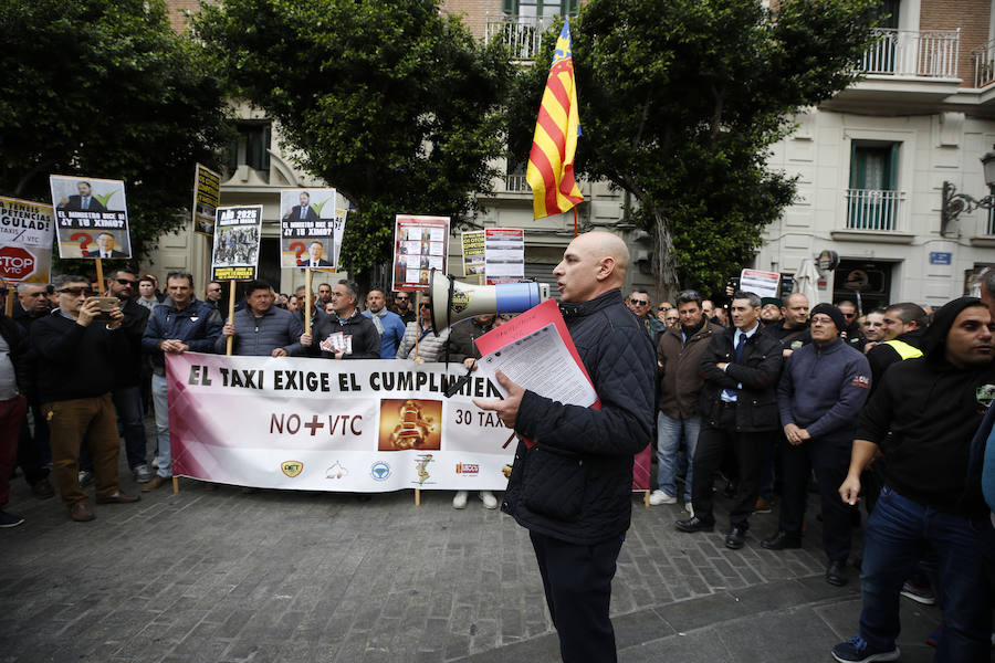 Fotos: La protesta de los taxistas colapsa el centro de Valencia