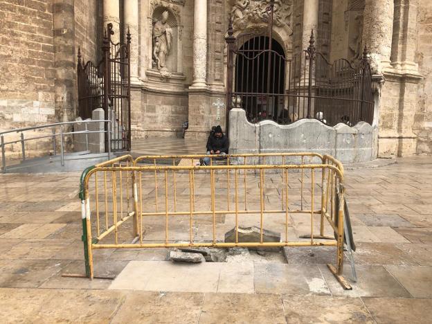 Los adoquines rotos, en la puerta de la Catedral. 