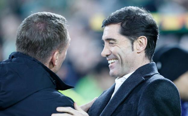 Marcelino saluda al entrenador del Celtic, Brendan Rodgers.