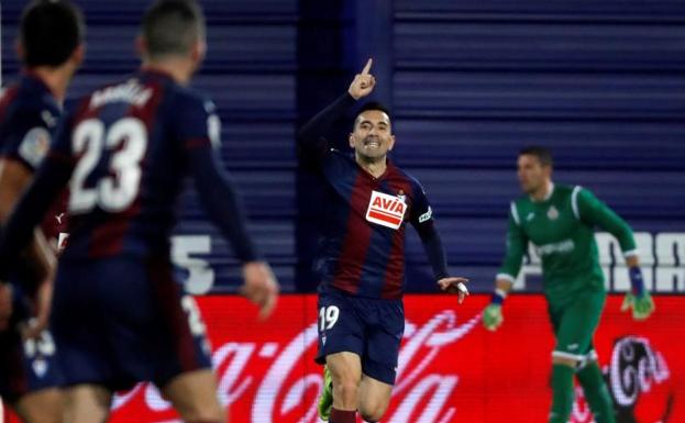 Charles celebra uno de sus dos goles al Getafe.