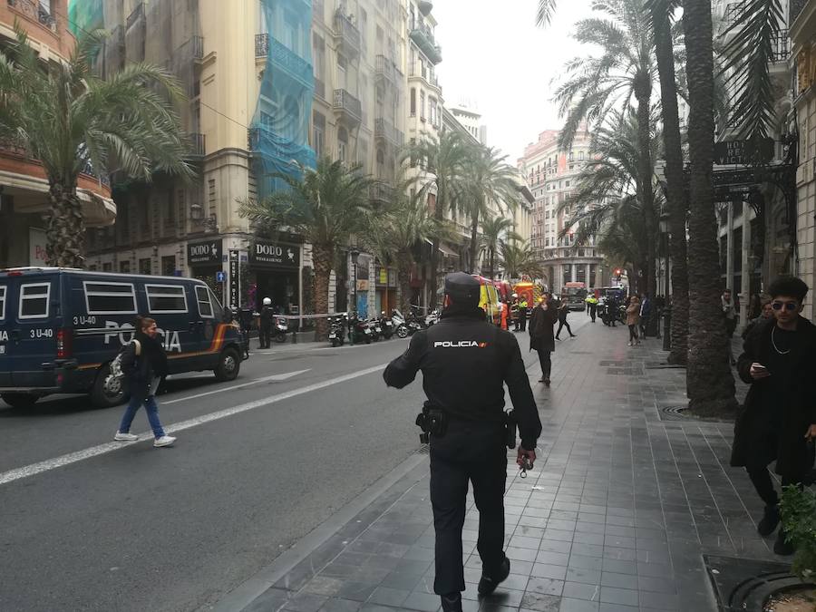 Fotos: Varios atrapados tras derrumbarse un piso en la calle Barcas de Valencia