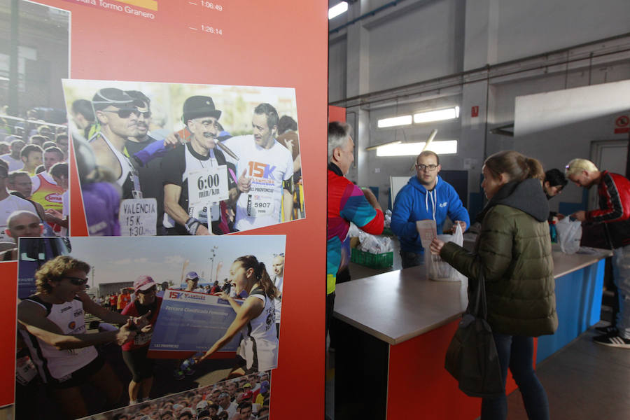 La 15K Valencia Abierta al Mar es una carrera multicolor. Como la camiseta conmemorativa de esta séptima edición del primer gran fondo del año en la ciudad. La prenda técnica, en la que predomina el color rojo corporativo del Banco Santander, patrocinador del evento, ha gustado a la práctica totalidad de los participantes que ya tienen su dorsal. La feria del corredor, ubicada en el lugar donde estaba la antigua rotativa de LAS PROVINCIAS vuelve a abrir sus puertas de 9 a 21 horas, con parada de 14 a 16.