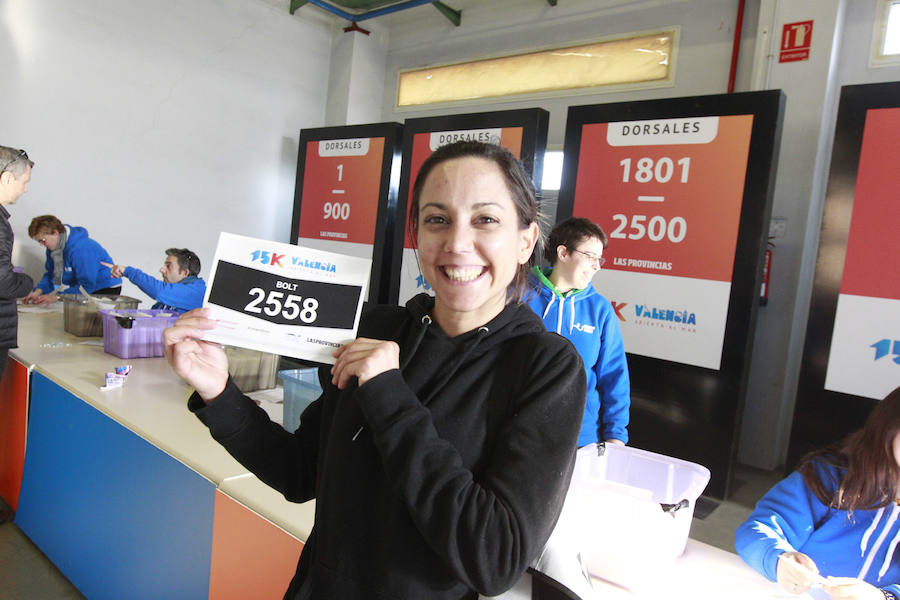 La 15K Valencia Abierta al Mar es una carrera multicolor. Como la camiseta conmemorativa de esta séptima edición del primer gran fondo del año en la ciudad. La prenda técnica, en la que predomina el color rojo corporativo del Banco Santander, patrocinador del evento, ha gustado a la práctica totalidad de los participantes que ya tienen su dorsal. La feria del corredor, ubicada en el lugar donde estaba la antigua rotativa de LAS PROVINCIAS vuelve a abrir sus puertas de 9 a 21 horas, con parada de 14 a 16.