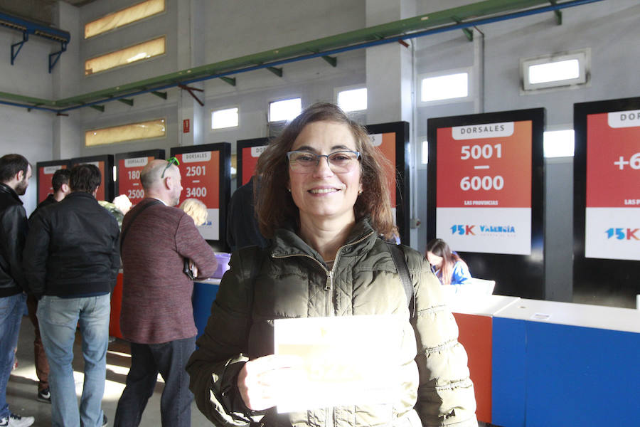 La 15K Valencia Abierta al Mar es una carrera multicolor. Como la camiseta conmemorativa de esta séptima edición del primer gran fondo del año en la ciudad. La prenda técnica, en la que predomina el color rojo corporativo del Banco Santander, patrocinador del evento, ha gustado a la práctica totalidad de los participantes que ya tienen su dorsal. La feria del corredor, ubicada en el lugar donde estaba la antigua rotativa de LAS PROVINCIAS vuelve a abrir sus puertas de 9 a 21 horas, con parada de 14 a 16.