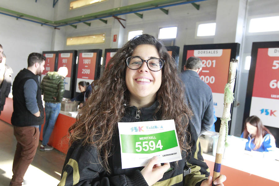 La 15K Valencia Abierta al Mar es una carrera multicolor. Como la camiseta conmemorativa de esta séptima edición del primer gran fondo del año en la ciudad. La prenda técnica, en la que predomina el color rojo corporativo del Banco Santander, patrocinador del evento, ha gustado a la práctica totalidad de los participantes que ya tienen su dorsal. La feria del corredor, ubicada en el lugar donde estaba la antigua rotativa de LAS PROVINCIAS vuelve a abrir sus puertas de 9 a 21 horas, con parada de 14 a 16.