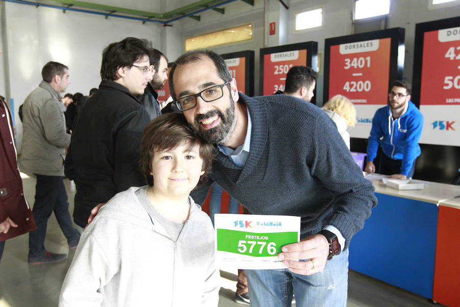 La 15K Valencia Abierta al Mar es una carrera multicolor. Como la camiseta conmemorativa de esta séptima edición del primer gran fondo del año en la ciudad. La prenda técnica, en la que predomina el color rojo corporativo del Banco Santander, patrocinador del evento, ha gustado a la práctica totalidad de los participantes que ya tienen su dorsal. La feria del corredor, ubicada en el lugar donde estaba la antigua rotativa de LAS PROVINCIAS vuelve a abrir sus puertas de 9 a 21 horas, con parada de 14 a 16.