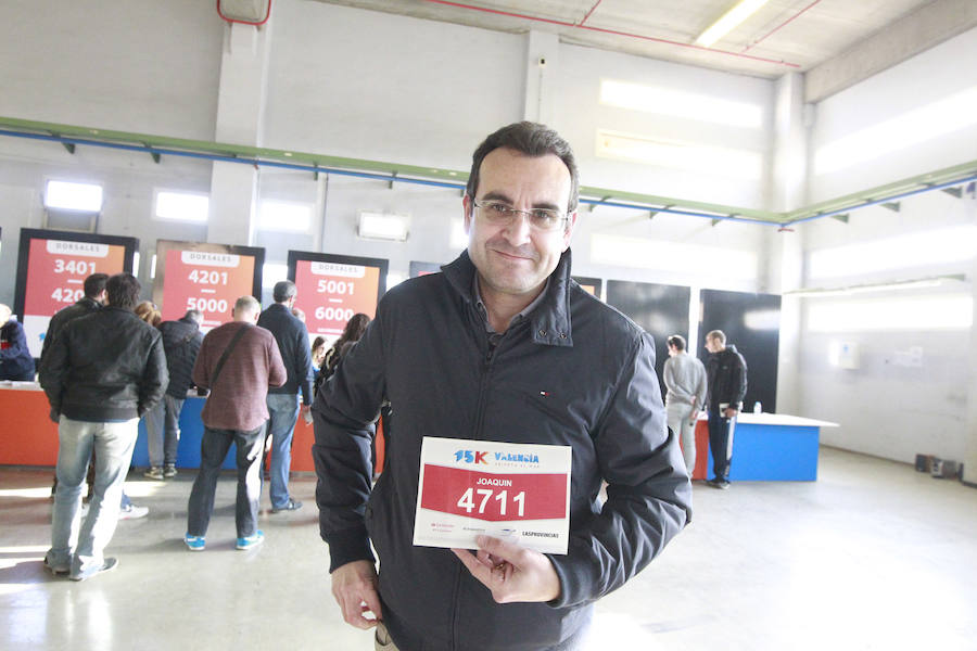 La 15K Valencia Abierta al Mar es una carrera multicolor. Como la camiseta conmemorativa de esta séptima edición del primer gran fondo del año en la ciudad. La prenda técnica, en la que predomina el color rojo corporativo del Banco Santander, patrocinador del evento, ha gustado a la práctica totalidad de los participantes que ya tienen su dorsal. La feria del corredor, ubicada en el lugar donde estaba la antigua rotativa de LAS PROVINCIAS vuelve a abrir sus puertas de 9 a 21 horas, con parada de 14 a 16.