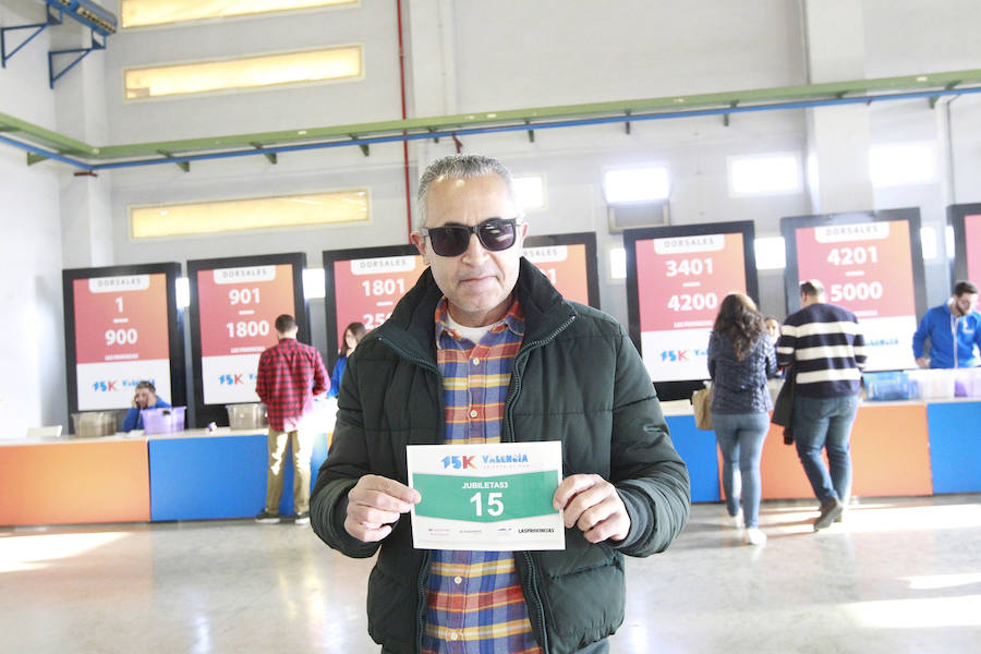 La 15K Valencia Abierta al Mar es una carrera multicolor. Como la camiseta conmemorativa de esta séptima edición del primer gran fondo del año en la ciudad. La prenda técnica, en la que predomina el color rojo corporativo del Banco Santander, patrocinador del evento, ha gustado a la práctica totalidad de los participantes que ya tienen su dorsal. La feria del corredor, ubicada en el lugar donde estaba la antigua rotativa de LAS PROVINCIAS vuelve a abrir sus puertas de 9 a 21 horas, con parada de 14 a 16.