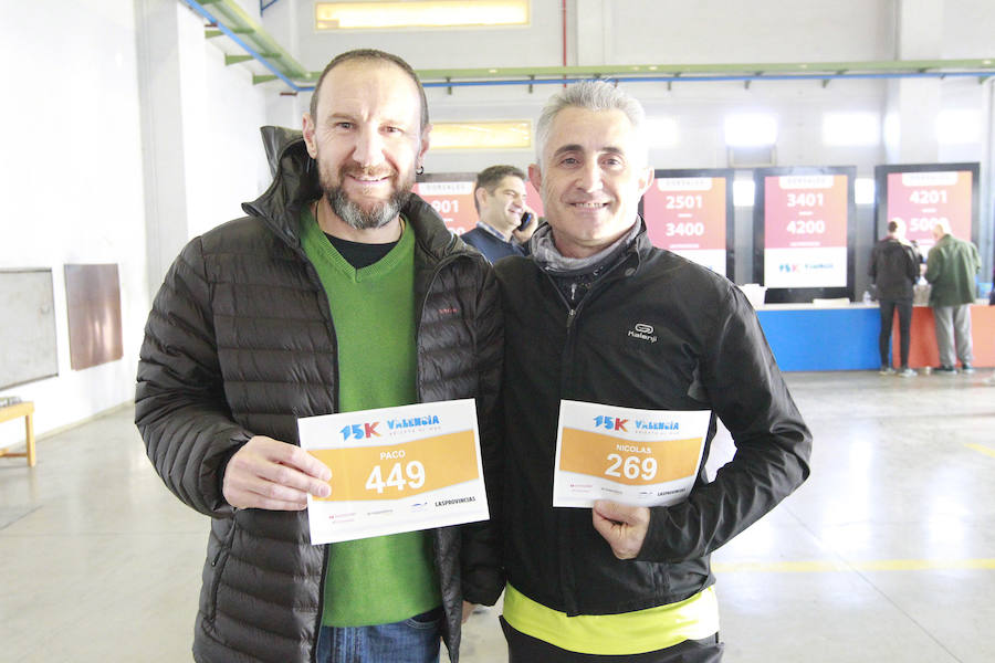 La 15K Valencia Abierta al Mar es una carrera multicolor. Como la camiseta conmemorativa de esta séptima edición del primer gran fondo del año en la ciudad. La prenda técnica, en la que predomina el color rojo corporativo del Banco Santander, patrocinador del evento, ha gustado a la práctica totalidad de los participantes que ya tienen su dorsal. La feria del corredor, ubicada en el lugar donde estaba la antigua rotativa de LAS PROVINCIAS vuelve a abrir sus puertas de 9 a 21 horas, con parada de 14 a 16.