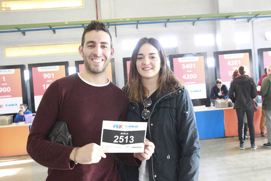 La 15K Valencia Abierta al Mar es una carrera multicolor. Como la camiseta conmemorativa de esta séptima edición del primer gran fondo del año en la ciudad. La prenda técnica, en la que predomina el color rojo corporativo del Banco Santander, patrocinador del evento, ha gustado a la práctica totalidad de los participantes que ya tienen su dorsal. La feria del corredor, ubicada en el lugar donde estaba la antigua rotativa de LAS PROVINCIAS vuelve a abrir sus puertas de 9 a 21 horas, con parada de 14 a 16.