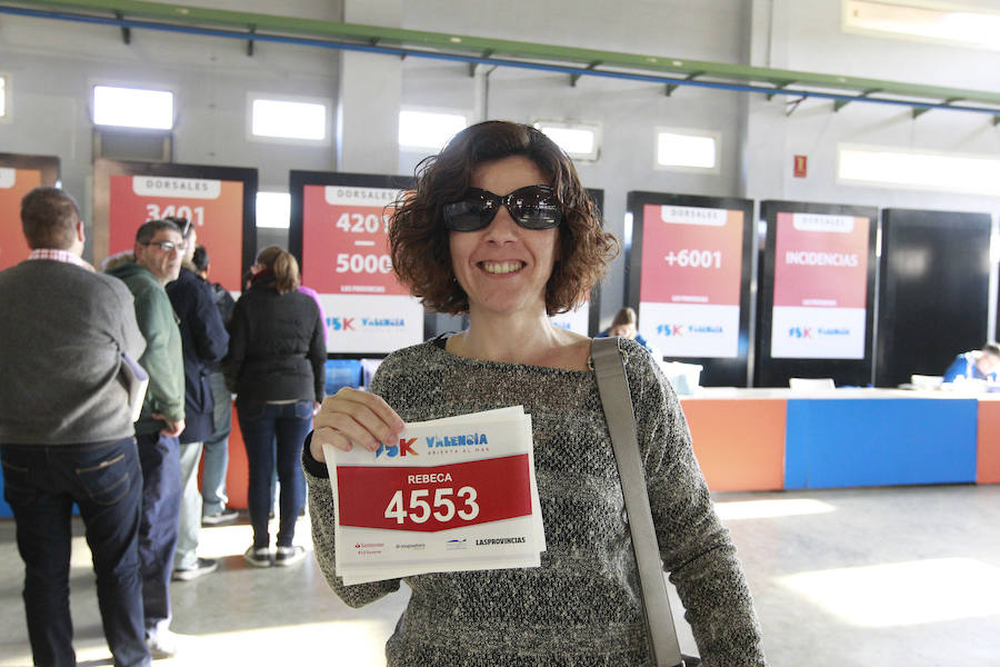 La 15K Valencia Abierta al Mar es una carrera multicolor. Como la camiseta conmemorativa de esta séptima edición del primer gran fondo del año en la ciudad. La prenda técnica, en la que predomina el color rojo corporativo del Banco Santander, patrocinador del evento, ha gustado a la práctica totalidad de los participantes que ya tienen su dorsal. La feria del corredor, ubicada en el lugar donde estaba la antigua rotativa de LAS PROVINCIAS vuelve a abrir sus puertas de 9 a 21 horas, con parada de 14 a 16.