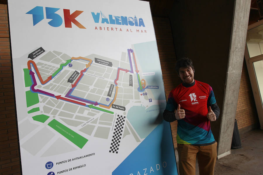 La 15K Valencia Abierta al Mar es una carrera multicolor. Como la camiseta conmemorativa de esta séptima edición del primer gran fondo del año en la ciudad. La prenda técnica, en la que predomina el color rojo corporativo del Banco Santander, patrocinador del evento, ha gustado a la práctica totalidad de los participantes que ya tienen su dorsal. La feria del corredor, ubicada en el lugar donde estaba la antigua rotativa de LAS PROVINCIAS vuelve a abrir sus puertas de 9 a 21 horas, con parada de 14 a 16.