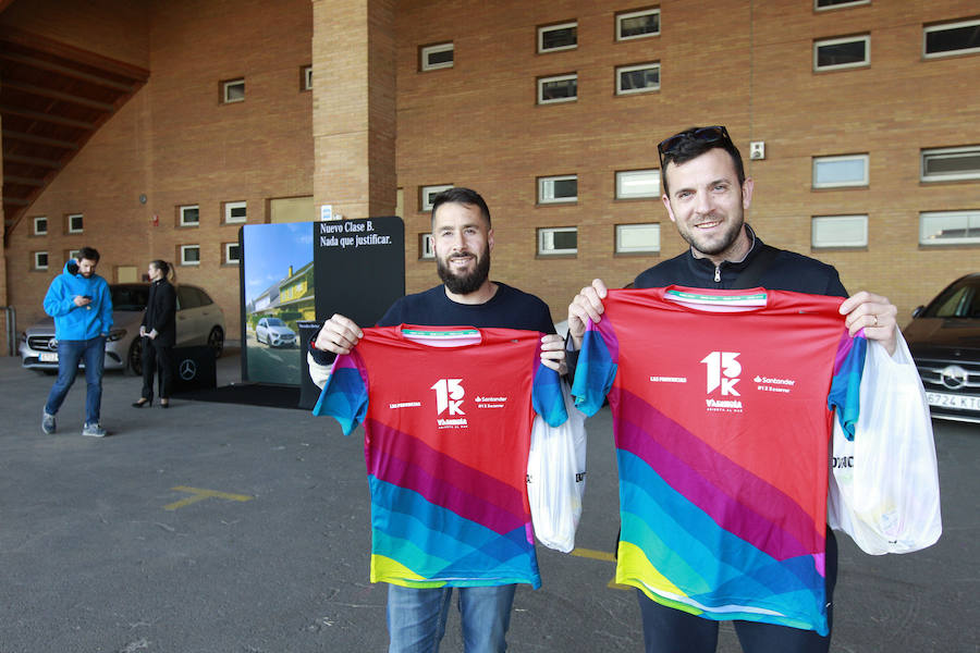 La 15K Valencia Abierta al Mar es una carrera multicolor. Como la camiseta conmemorativa de esta séptima edición del primer gran fondo del año en la ciudad. La prenda técnica, en la que predomina el color rojo corporativo del Banco Santander, patrocinador del evento, ha gustado a la práctica totalidad de los participantes que ya tienen su dorsal. La feria del corredor, ubicada en el lugar donde estaba la antigua rotativa de LAS PROVINCIAS vuelve a abrir sus puertas de 9 a 21 horas, con parada de 14 a 16.