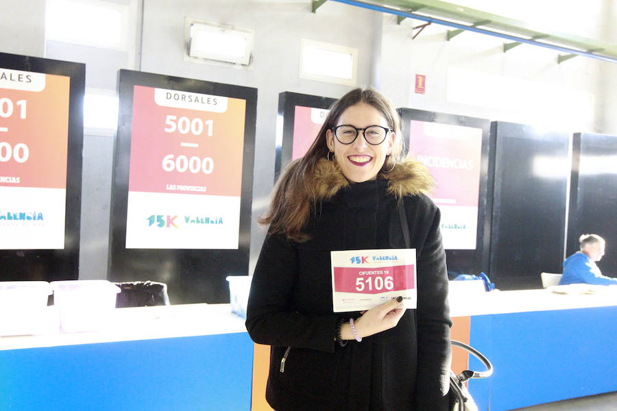 La 15K Valencia Abierta al Mar es una carrera multicolor. Como la camiseta conmemorativa de esta séptima edición del primer gran fondo del año en la ciudad. La prenda técnica, en la que predomina el color rojo corporativo del Banco Santander, patrocinador del evento, ha gustado a la práctica totalidad de los participantes que ya tienen su dorsal. La feria del corredor, ubicada en el lugar donde estaba la antigua rotativa de LAS PROVINCIAS vuelve a abrir sus puertas de 9 a 21 horas, con parada de 14 a 16.