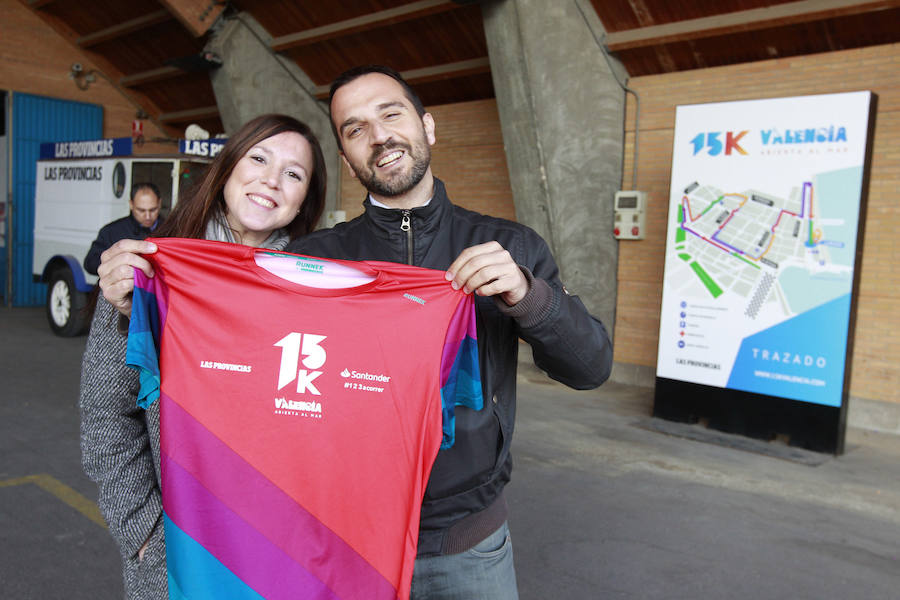 La 15K Valencia Abierta al Mar es una carrera multicolor. Como la camiseta conmemorativa de esta séptima edición del primer gran fondo del año en la ciudad. La prenda técnica, en la que predomina el color rojo corporativo del Banco Santander, patrocinador del evento, ha gustado a la práctica totalidad de los participantes que ya tienen su dorsal. La feria del corredor, ubicada en el lugar donde estaba la antigua rotativa de LAS PROVINCIAS vuelve a abrir sus puertas de 9 a 21 horas, con parada de 14 a 16.