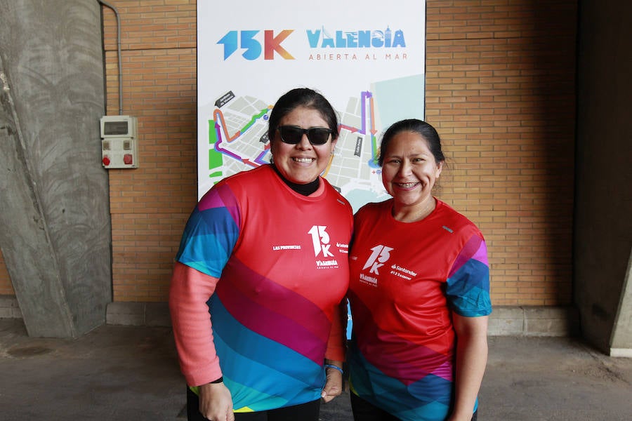 La 15K Valencia Abierta al Mar es una carrera multicolor. Como la camiseta conmemorativa de esta séptima edición del primer gran fondo del año en la ciudad. La prenda técnica, en la que predomina el color rojo corporativo del Banco Santander, patrocinador del evento, ha gustado a la práctica totalidad de los participantes que ya tienen su dorsal. La feria del corredor, ubicada en el lugar donde estaba la antigua rotativa de LAS PROVINCIAS vuelve a abrir sus puertas de 9 a 21 horas, con parada de 14 a 16.