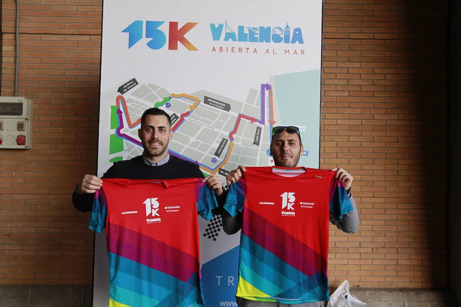 La 15K Valencia Abierta al Mar es una carrera multicolor. Como la camiseta conmemorativa de esta séptima edición del primer gran fondo del año en la ciudad. La prenda técnica, en la que predomina el color rojo corporativo del Banco Santander, patrocinador del evento, ha gustado a la práctica totalidad de los participantes que ya tienen su dorsal. La feria del corredor, ubicada en el lugar donde estaba la antigua rotativa de LAS PROVINCIAS vuelve a abrir sus puertas de 9 a 21 horas, con parada de 14 a 16.