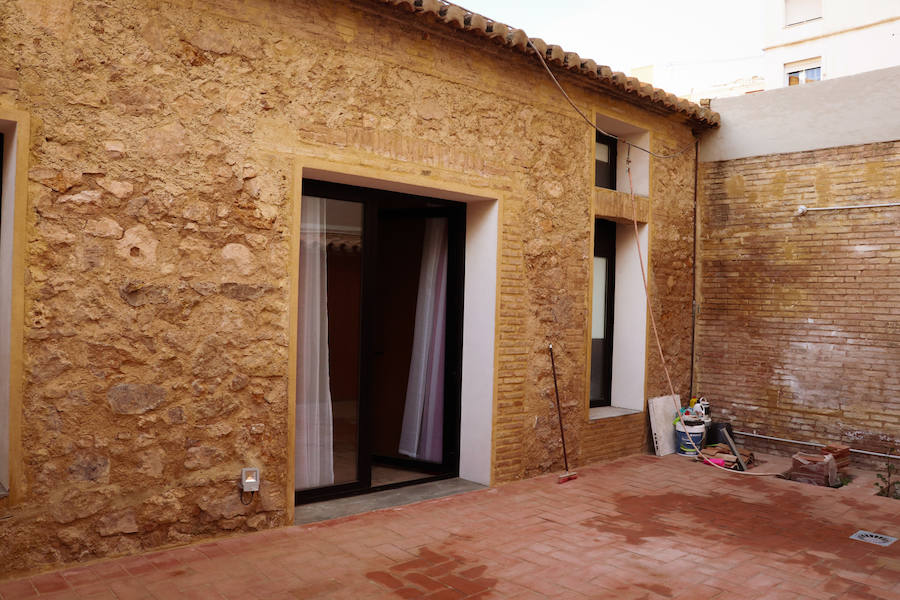 La propia reina Victoria Eugenia entregó las llaves de estas casas hace más de cien años. Hoy, son el único superviviente de las primeras construcciones 'para obreros' que se crearon a principios de siglo XX en Valencia.