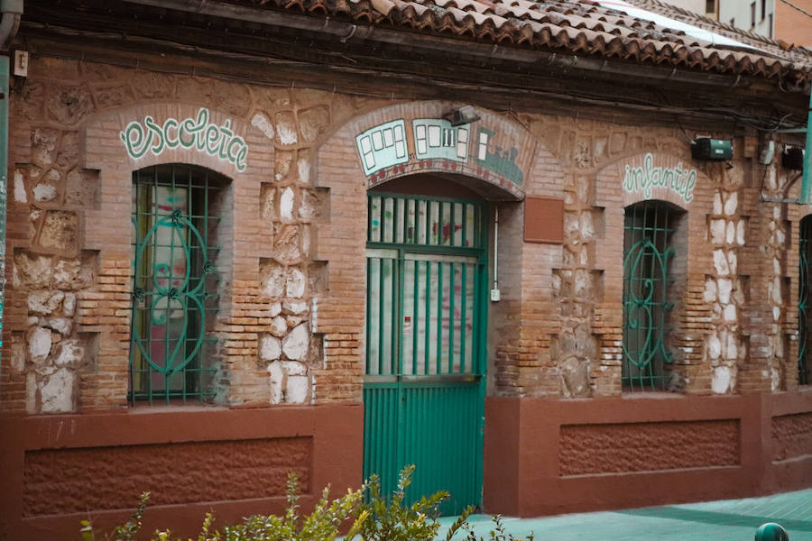 La propia reina Victoria Eugenia entregó las llaves de estas casas hace más de cien años. Hoy, son el único superviviente de las primeras construcciones 'para obreros' que se crearon a principios de siglo XX en Valencia.