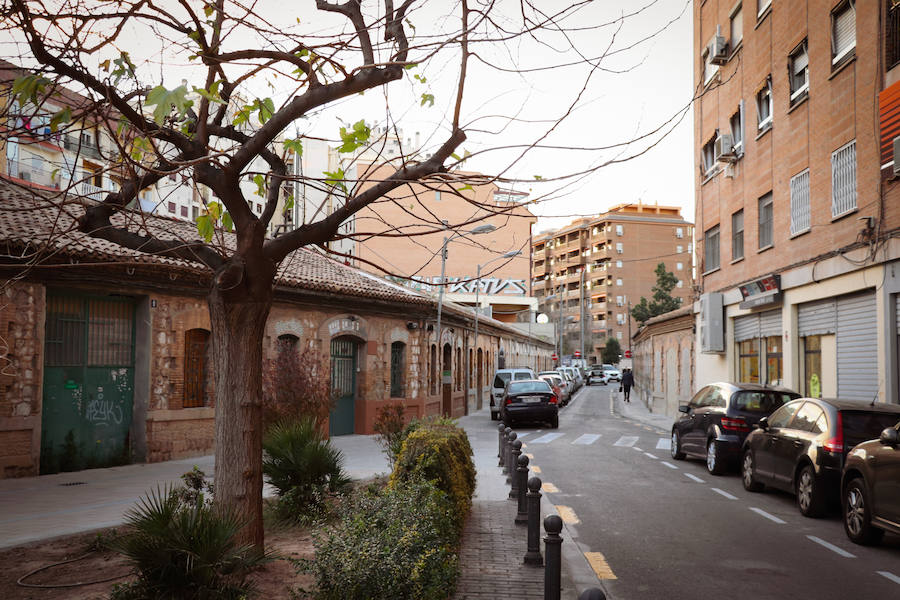 La propia reina Victoria Eugenia entregó las llaves de estas casas hace más de cien años. Hoy, son el único superviviente de las primeras construcciones 'para obreros' que se crearon a principios de siglo XX en Valencia.