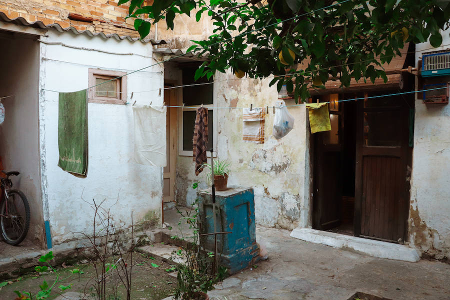 La propia reina Victoria Eugenia entregó las llaves de estas casas hace más de cien años. Hoy, son el único superviviente de las primeras construcciones 'para obreros' que se crearon a principios de siglo XX en Valencia.