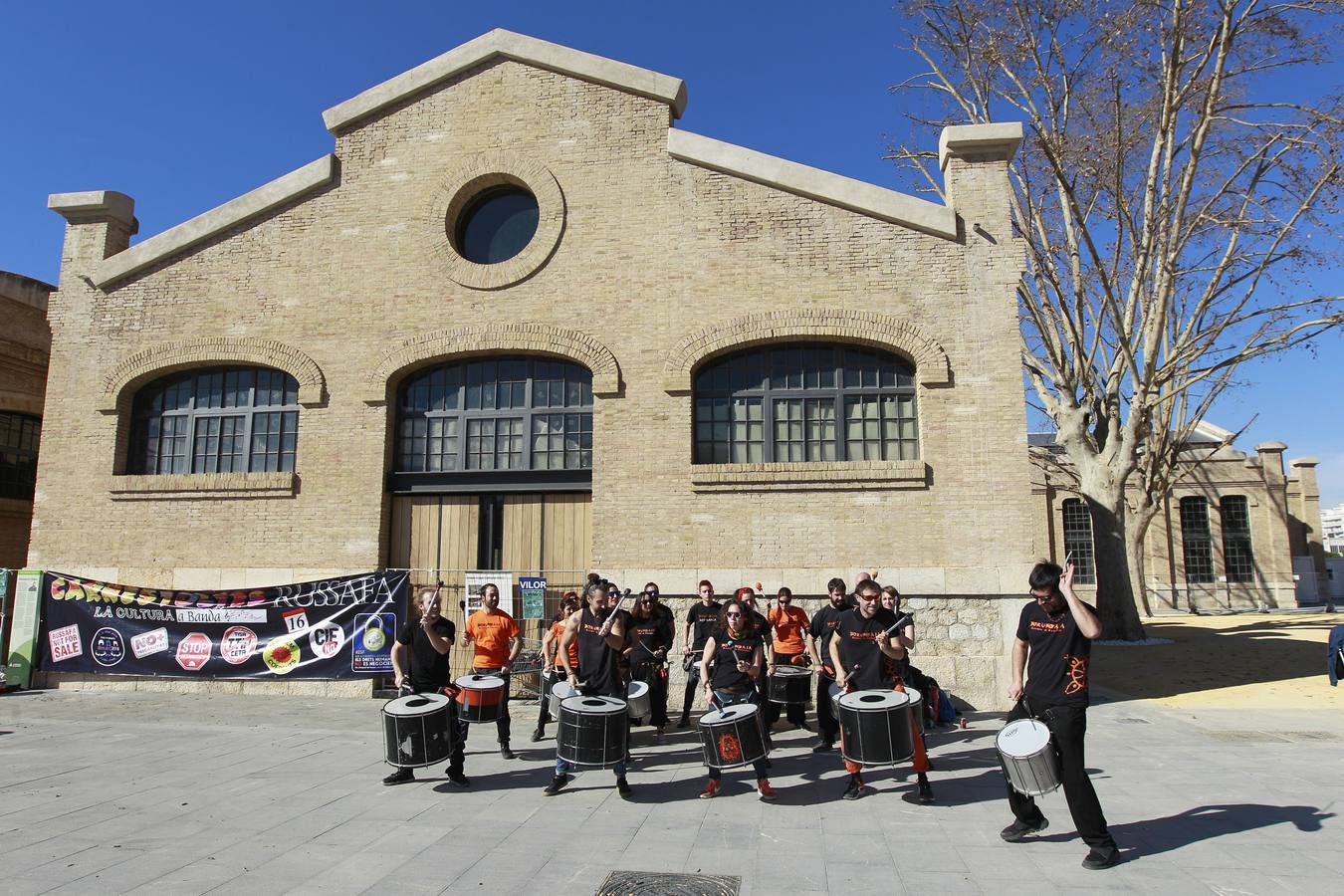 Bajo el lema 'Carnaval A Banda', el barrio de Ruzafa acogió este sábado la novena edición de su tradicional 'carnestoltes' que, en esta ocasión, reunió a cerca de 1.500 participantes entre músicos, bailarines y miembros de distintos colectivos. La interculturalidad fue la nota dominante, puesto que contó con la participación de grupos folklóricos de varios países, que estuvieron acompañados por medio centenar de instrumentistas valencianos. 