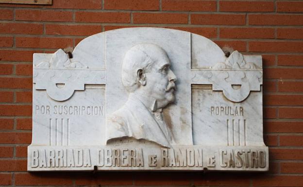 Placa en honor a Ramón de Castro, colocada por el centenario de la construcción.