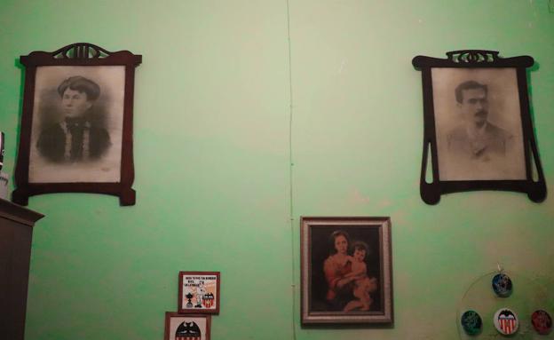 Imagen principal - Retratos de los abuelos de Manuel y Rafael; fuente original en el jardín de los mellizos y, en pequeño, las vigas iniciales de la construcción que aún siguen en 'El Trenet'.