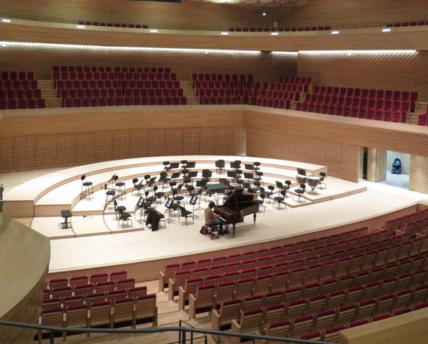 El interior del auditorio 'La Seine Musicale', cuyo techo fue revestido con casi 30.000 anillas fabricadas por Alpesa. 