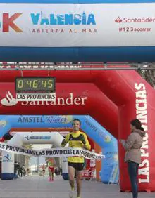 Imagen secundaria 2 - 15k Valencia Abierta al Mar: Podio masculino y los vencedores: Edymar Brea y Ouais Zitane.