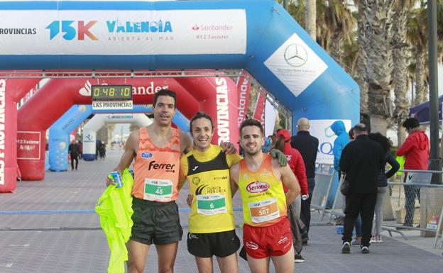 Imagen principal - 15k Valencia Abierta al Mar: Podio masculino y los vencedores: Edymar Brea y Ouais Zitane.