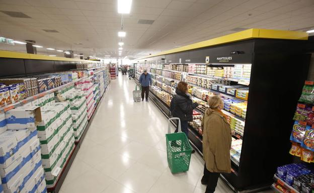 Pasillo de un supermercado de Mercadona. 