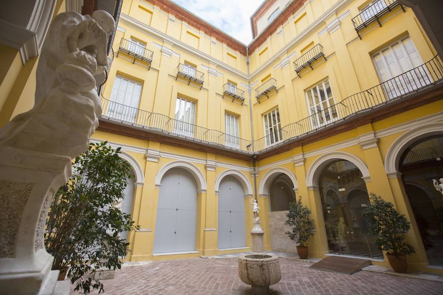 En el Palacio de Marqués de Campo se guarda parte de la historia de Valencia. Allí, en el corazón del Centro Histórico, está el Museo de la Ciudad. Un paseo sus salas restauradas permite ver los fondos pictóricos propiedad del Ayuntamiento, con más de 800 obras y exposiciones como la colección de Pesas y Medidas, cedida por D. Juan Antonio Gómez-Trénor o la colección Adolfo de Azcárraga. Además, el Museo de la Ciudad también cuenta con otras exposiciones temporales ubicadas en una gran sala en la planta baja.