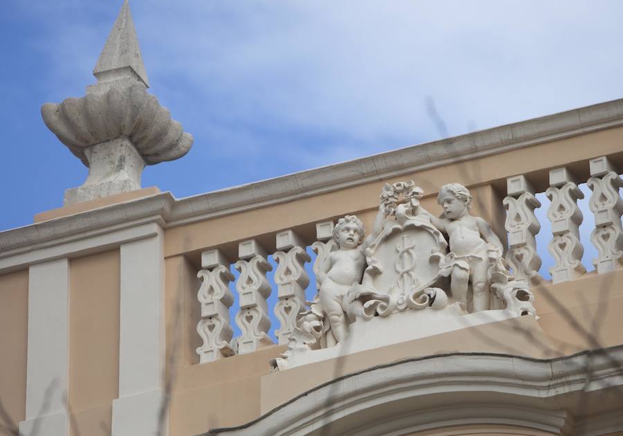 En el Palacio de Marqués de Campo se guarda parte de la historia de Valencia. Allí, en el corazón del Centro Histórico, está el Museo de la Ciudad. Un paseo sus salas restauradas permite ver los fondos pictóricos propiedad del Ayuntamiento, con más de 800 obras y exposiciones como la colección de Pesas y Medidas, cedida por D. Juan Antonio Gómez-Trénor o la colección Adolfo de Azcárraga. Además, el Museo de la Ciudad también cuenta con otras exposiciones temporales ubicadas en una gran sala en la planta baja.