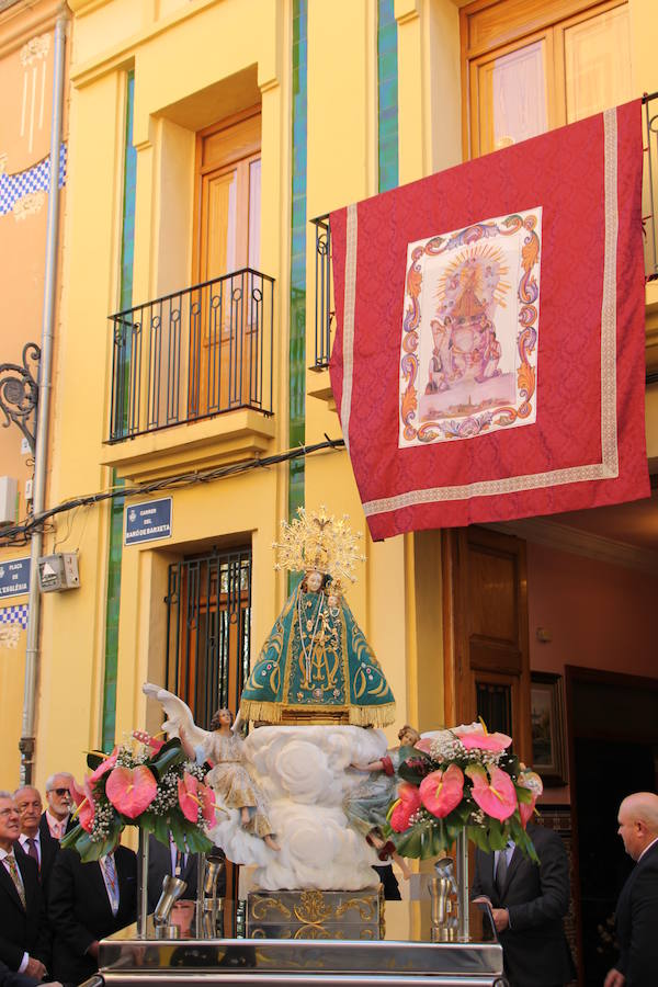 El barrio de la ciudad de Valencia celebra sus orígenes como municipio independiente al cap i casal. Su casco antiguo aún conserva las típicas casas grandes, sus calles estrechas y con rincones con mucho encanto. El 19 de febrero es un día importante para la gente de Campanar y también para aquellos que nacidos o de familias del barrio vuelven a sus calles, a sus antiguas casas para revivir la devoción que siente el antiguo pueblo por su Mare de Déu de Campanar. El día grande de sus fiestas empieza pronto, con misa de descubrir, y después llega el traslado, pasacalle, mascletà y por la tarde, misa, procesión y castillo de fuegos artificiales como colofón a todo un mes de febrero repleto de actos en honor a la patrona del antiguo pueblo y actual barrio de Campanar.