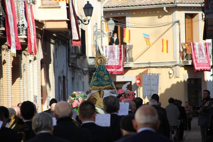 El barrio de la ciudad de Valencia celebra sus orígenes como municipio independiente al cap i casal. Su casco antiguo aún conserva las típicas casas grandes, sus calles estrechas y con rincones con mucho encanto. El 19 de febrero es un día importante para la gente de Campanar y también para aquellos que nacidos o de familias del barrio vuelven a sus calles, a sus antiguas casas para revivir la devoción que siente el antiguo pueblo por su Mare de Déu de Campanar. El día grande de sus fiestas empieza pronto, con misa de descubrir, y después llega el traslado, pasacalle, mascletà y por la tarde, misa, procesión y castillo de fuegos artificiales como colofón a todo un mes de febrero repleto de actos en honor a la patrona del antiguo pueblo y actual barrio de Campanar.