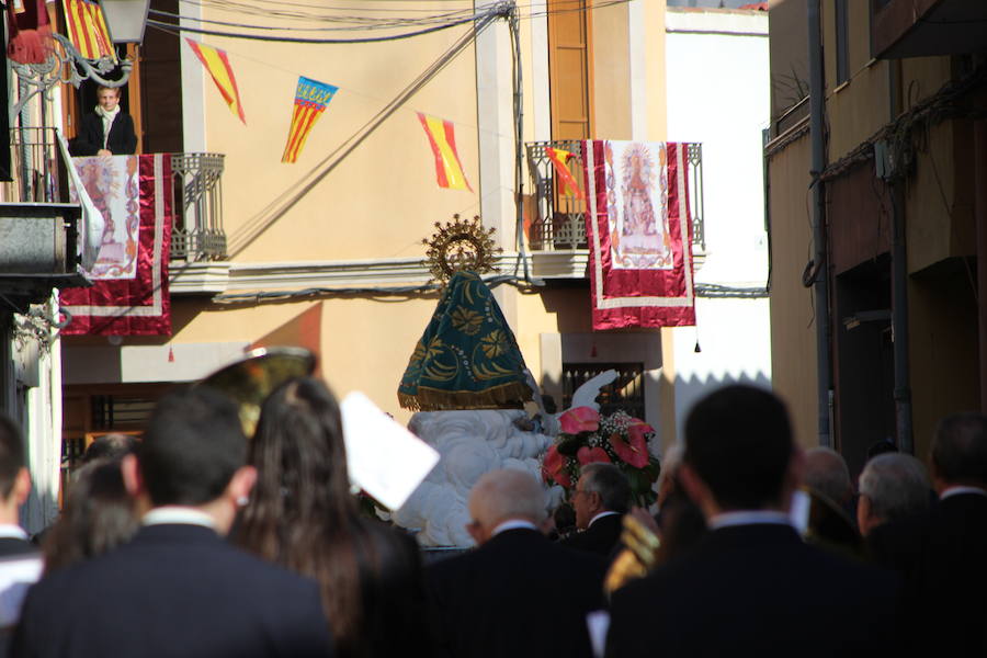 El barrio de la ciudad de Valencia celebra sus orígenes como municipio independiente al cap i casal. Su casco antiguo aún conserva las típicas casas grandes, sus calles estrechas y con rincones con mucho encanto. El 19 de febrero es un día importante para la gente de Campanar y también para aquellos que nacidos o de familias del barrio vuelven a sus calles, a sus antiguas casas para revivir la devoción que siente el antiguo pueblo por su Mare de Déu de Campanar. El día grande de sus fiestas empieza pronto, con misa de descubrir, y después llega el traslado, pasacalle, mascletà y por la tarde, misa, procesión y castillo de fuegos artificiales como colofón a todo un mes de febrero repleto de actos en honor a la patrona del antiguo pueblo y actual barrio de Campanar.