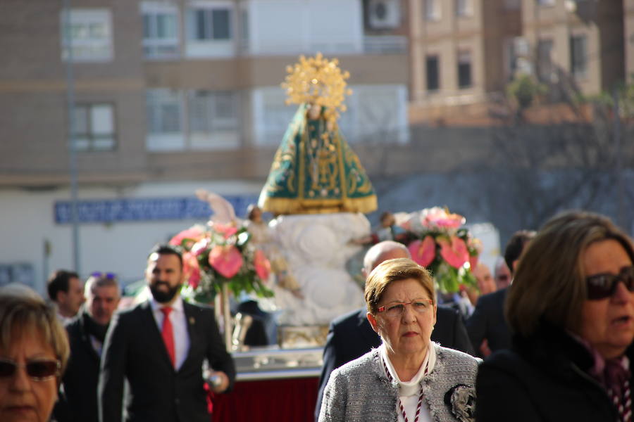 El barrio de la ciudad de Valencia celebra sus orígenes como municipio independiente al cap i casal. Su casco antiguo aún conserva las típicas casas grandes, sus calles estrechas y con rincones con mucho encanto. El 19 de febrero es un día importante para la gente de Campanar y también para aquellos que nacidos o de familias del barrio vuelven a sus calles, a sus antiguas casas para revivir la devoción que siente el antiguo pueblo por su Mare de Déu de Campanar. El día grande de sus fiestas empieza pronto, con misa de descubrir, y después llega el traslado, pasacalle, mascletà y por la tarde, misa, procesión y castillo de fuegos artificiales como colofón a todo un mes de febrero repleto de actos en honor a la patrona del antiguo pueblo y actual barrio de Campanar.