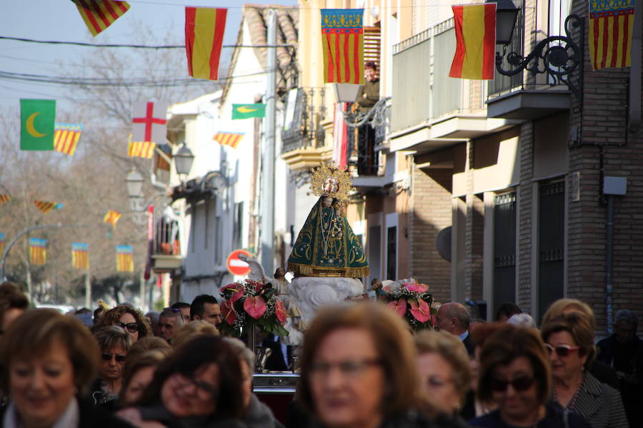 El barrio de la ciudad de Valencia celebra sus orígenes como municipio independiente al cap i casal. Su casco antiguo aún conserva las típicas casas grandes, sus calles estrechas y con rincones con mucho encanto. El 19 de febrero es un día importante para la gente de Campanar y también para aquellos que nacidos o de familias del barrio vuelven a sus calles, a sus antiguas casas para revivir la devoción que siente el antiguo pueblo por su Mare de Déu de Campanar. El día grande de sus fiestas empieza pronto, con misa de descubrir, y después llega el traslado, pasacalle, mascletà y por la tarde, misa, procesión y castillo de fuegos artificiales como colofón a todo un mes de febrero repleto de actos en honor a la patrona del antiguo pueblo y actual barrio de Campanar.