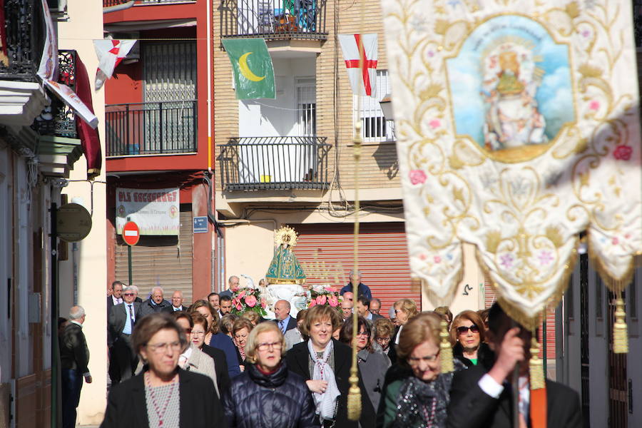 El barrio de la ciudad de Valencia celebra sus orígenes como municipio independiente al cap i casal. Su casco antiguo aún conserva las típicas casas grandes, sus calles estrechas y con rincones con mucho encanto. El 19 de febrero es un día importante para la gente de Campanar y también para aquellos que nacidos o de familias del barrio vuelven a sus calles, a sus antiguas casas para revivir la devoción que siente el antiguo pueblo por su Mare de Déu de Campanar. El día grande de sus fiestas empieza pronto, con misa de descubrir, y después llega el traslado, pasacalle, mascletà y por la tarde, misa, procesión y castillo de fuegos artificiales como colofón a todo un mes de febrero repleto de actos en honor a la patrona del antiguo pueblo y actual barrio de Campanar.