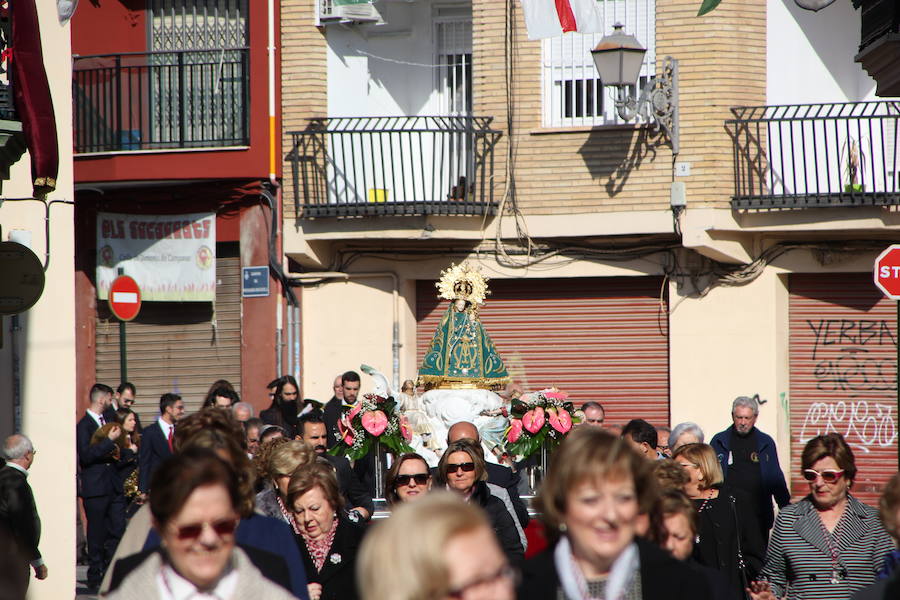 El barrio de la ciudad de Valencia celebra sus orígenes como municipio independiente al cap i casal. Su casco antiguo aún conserva las típicas casas grandes, sus calles estrechas y con rincones con mucho encanto. El 19 de febrero es un día importante para la gente de Campanar y también para aquellos que nacidos o de familias del barrio vuelven a sus calles, a sus antiguas casas para revivir la devoción que siente el antiguo pueblo por su Mare de Déu de Campanar. El día grande de sus fiestas empieza pronto, con misa de descubrir, y después llega el traslado, pasacalle, mascletà y por la tarde, misa, procesión y castillo de fuegos artificiales como colofón a todo un mes de febrero repleto de actos en honor a la patrona del antiguo pueblo y actual barrio de Campanar.