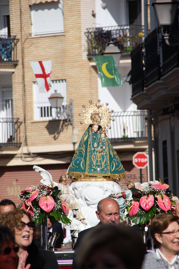 El barrio de la ciudad de Valencia celebra sus orígenes como municipio independiente al cap i casal. Su casco antiguo aún conserva las típicas casas grandes, sus calles estrechas y con rincones con mucho encanto. El 19 de febrero es un día importante para la gente de Campanar y también para aquellos que nacidos o de familias del barrio vuelven a sus calles, a sus antiguas casas para revivir la devoción que siente el antiguo pueblo por su Mare de Déu de Campanar. El día grande de sus fiestas empieza pronto, con misa de descubrir, y después llega el traslado, pasacalle, mascletà y por la tarde, misa, procesión y castillo de fuegos artificiales como colofón a todo un mes de febrero repleto de actos en honor a la patrona del antiguo pueblo y actual barrio de Campanar.