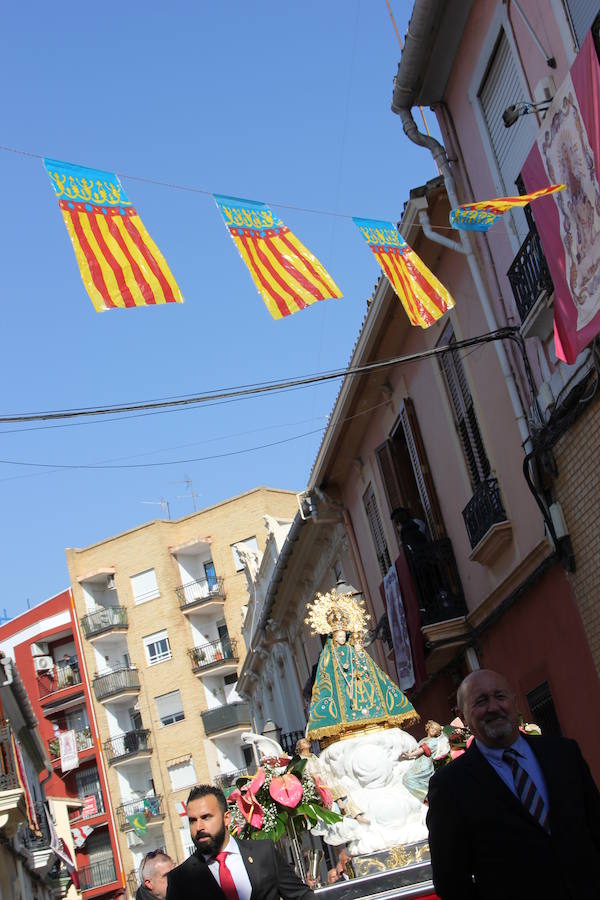 El barrio de la ciudad de Valencia celebra sus orígenes como municipio independiente al cap i casal. Su casco antiguo aún conserva las típicas casas grandes, sus calles estrechas y con rincones con mucho encanto. El 19 de febrero es un día importante para la gente de Campanar y también para aquellos que nacidos o de familias del barrio vuelven a sus calles, a sus antiguas casas para revivir la devoción que siente el antiguo pueblo por su Mare de Déu de Campanar. El día grande de sus fiestas empieza pronto, con misa de descubrir, y después llega el traslado, pasacalle, mascletà y por la tarde, misa, procesión y castillo de fuegos artificiales como colofón a todo un mes de febrero repleto de actos en honor a la patrona del antiguo pueblo y actual barrio de Campanar.