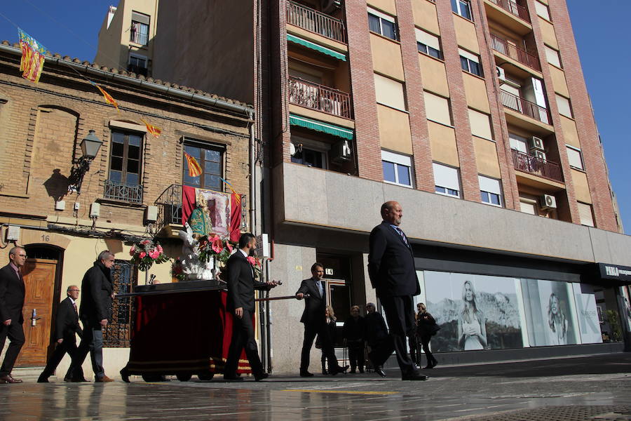 El barrio de la ciudad de Valencia celebra sus orígenes como municipio independiente al cap i casal. Su casco antiguo aún conserva las típicas casas grandes, sus calles estrechas y con rincones con mucho encanto. El 19 de febrero es un día importante para la gente de Campanar y también para aquellos que nacidos o de familias del barrio vuelven a sus calles, a sus antiguas casas para revivir la devoción que siente el antiguo pueblo por su Mare de Déu de Campanar. El día grande de sus fiestas empieza pronto, con misa de descubrir, y después llega el traslado, pasacalle, mascletà y por la tarde, misa, procesión y castillo de fuegos artificiales como colofón a todo un mes de febrero repleto de actos en honor a la patrona del antiguo pueblo y actual barrio de Campanar.