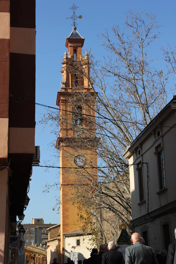 El barrio de la ciudad de Valencia celebra sus orígenes como municipio independiente al cap i casal. Su casco antiguo aún conserva las típicas casas grandes, sus calles estrechas y con rincones con mucho encanto. El 19 de febrero es un día importante para la gente de Campanar y también para aquellos que nacidos o de familias del barrio vuelven a sus calles, a sus antiguas casas para revivir la devoción que siente el antiguo pueblo por su Mare de Déu de Campanar. El día grande de sus fiestas empieza pronto, con misa de descubrir, y después llega el traslado, pasacalle, mascletà y por la tarde, misa, procesión y castillo de fuegos artificiales como colofón a todo un mes de febrero repleto de actos en honor a la patrona del antiguo pueblo y actual barrio de Campanar.