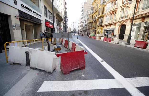 Obras del carril ciclista en la calle Ruzafa, ayer. 