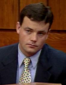 Imagen secundaria 2 - Arriba, John Wayne Bobbitt, en la actualidad. Debajo, Lorena y John, durante el juicio.